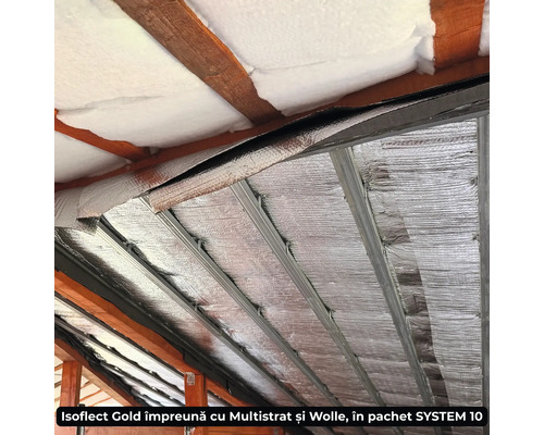 Izolație de acoperiș cu folie multistrat și vată izolatoare între grinzi de lemn