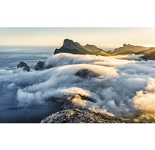 Peisaj cu munți, mare și nori