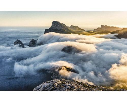 Peisaj cu munți, mare și nori