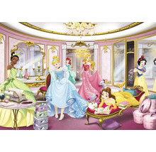 Scenă cu diverse prințese Disney într-o cameră