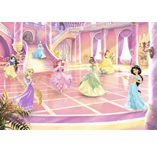 Ilustrație cu mai multe prințese Disney într-o sală de bal