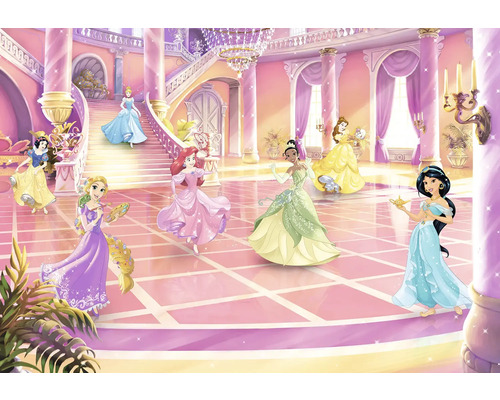 Ilustrație cu mai multe prințese Disney într-o sală de bal