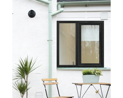 Exteriorul unei case cu o fereastră cu două canaturi