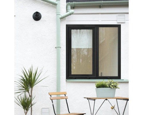 Fereastră cu ramă neagră pe un perete alb