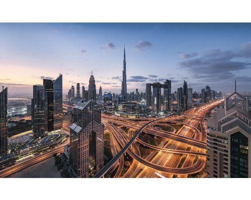 Linia orizontului din Dubai cu zgârie-nori și autostrăzi iluminate la amurg