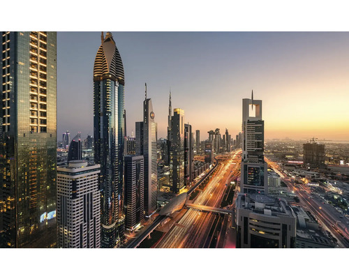 Imagine panoramică a orizontului orașului Dubai cu zgârie-nori iluminați și trafic rutier la amurg.