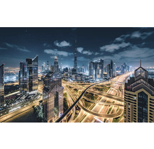 Vedere nocturnă a orizontului orașului Dubai cu drumuri iluminate