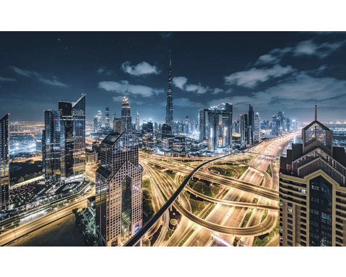 Vedere nocturnă a orizontului orașului Dubai cu drumuri iluminate