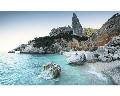 Peisaj de coastă cu stânci, plajă și mare