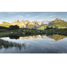 Peisaj montan cu lac și reflexie a munților