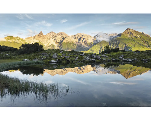 Peisaj montan cu lac și reflexie a munților