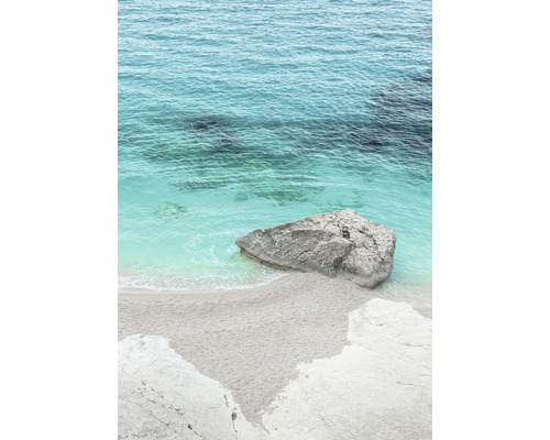 Plajă cu pietre și mare