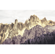 Masiv muntos cu formațiuni stâncoase