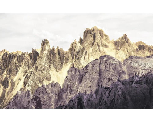 Masiv muntos cu formațiuni stâncoase