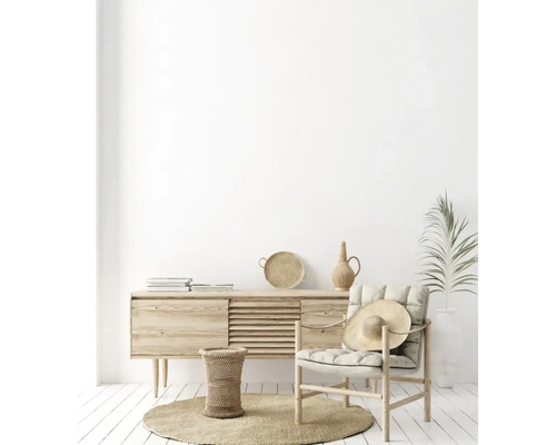 Cameră luminoasă cu comodă din lemn, scaun, covor împletit și decorațiuni