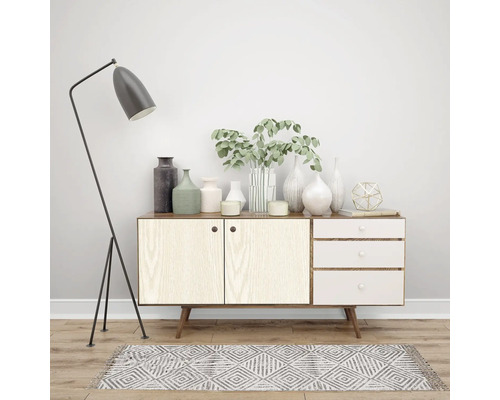 Cameră de zi cu comodă, decorațiuni, lampadar și covor