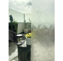 Scenă cu lampă decorativă și plantă de interior pe un balcon