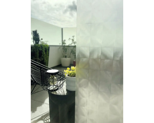 Scenă cu lampă decorativă și plantă de interior pe un balcon