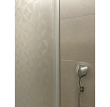 Duș modern cu duș de mână și perete cu gresie