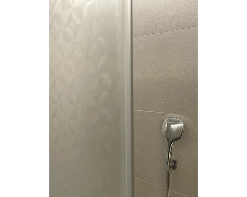 Duș modern cu duș de mână și perete cu gresie