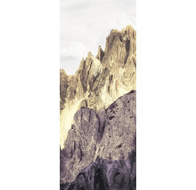 Peisaj montan cu vârfuri stâncoase