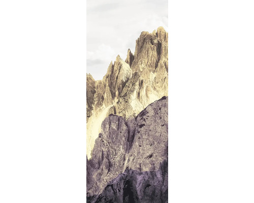 Peisaj montan cu vârfuri stâncoase