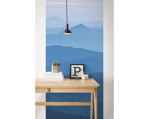 Scenă cu birou, decorațiuni și fototapet cu motiv montan