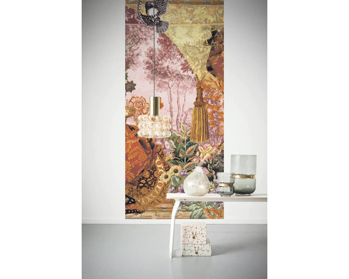 Cameră decorativă cu tapet cu model, lampă suspendată și vaze decorative pe un raft.