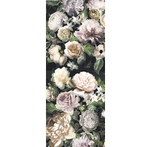 Prim-plan al unui model floral cu trandafiri și flori