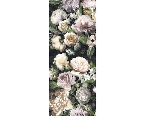 Prim-plan al unui model floral cu trandafiri și flori