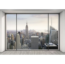 Fereastră de birou cu vedere spre orizontul orașului New York, cu clădirea Empire State Building