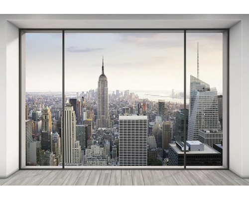 Fereastră de birou cu vedere spre orizontul orașului New York, cu clădirea Empire State Building