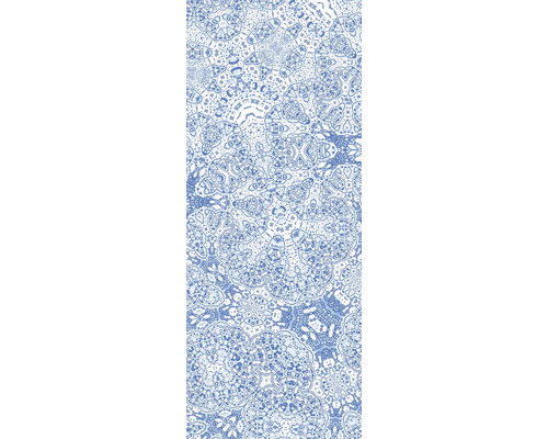 Model albastru pe material textil