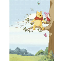 Ilustrație cu Winnie the Pooh și Purceluș pe o ramură de copac cu albine și fluturi.