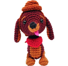 Câine de jucărie croșetat cu pălărie și eșarfă