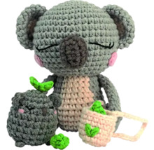 Grup de ursuleți koala croșetați cu accesorii ca jucării de pluș