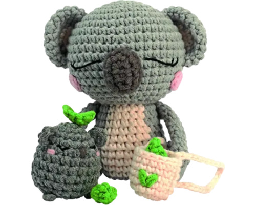 Grup de ursuleți koala croșetați cu accesorii ca jucării de pluș