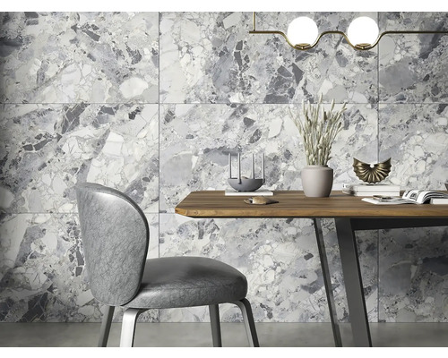 Interior cu gresie de perete cu aspect de marmură, masă de sufragerie și scaun