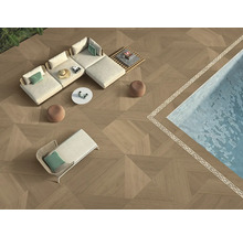 Spațiu exterior cu piscină, mobilier de ședere și plăci de podea cu aspect de lemn