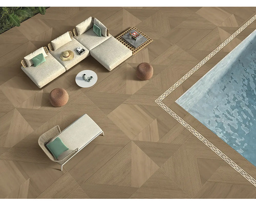 Spațiu exterior cu piscină, mobilier de ședere și plăci de podea cu aspect de lemn