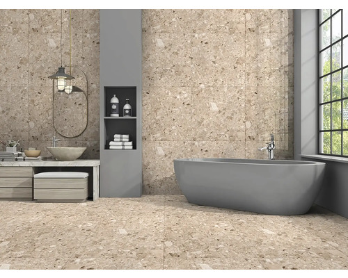 Baie modernă cu gresie bej pe perete și podea, cadă și chiuvetă