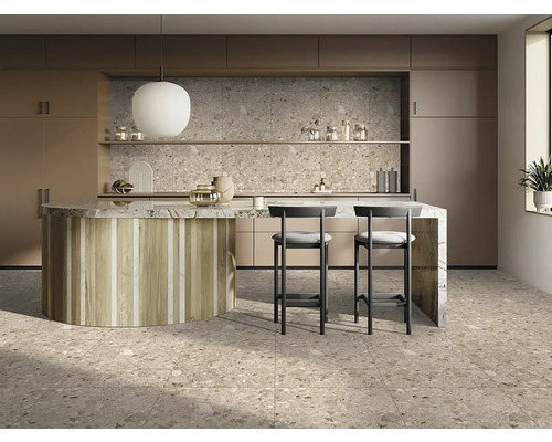 Bucătărie modernă cu podea de terrazzo, insulă de bucătărie și scaune de bar