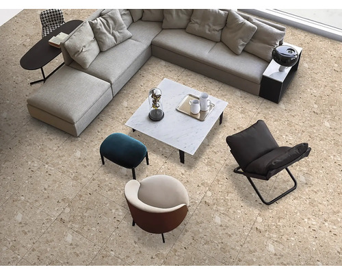 Cameră de zi luminoasă cu canapea de colț, fotolii, măsuță de cafea și gresie