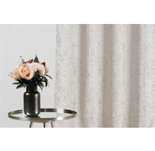 Perdea decorativă cu model lângă o masă cu buchet de flori.