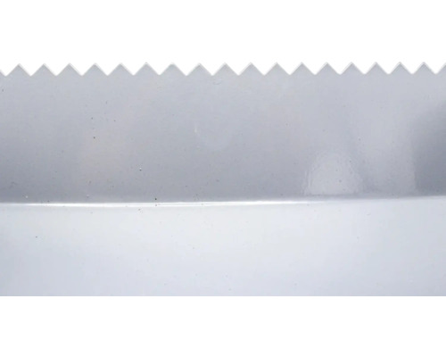 Prim-plan cu un rolă de perforare pentru tapet