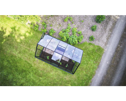 Vedere de sus a unei sere cu plante în grădină.