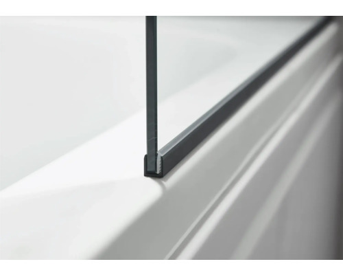 Detaliu al unui perete de duș din sticlă cu profil de fixare pe o cadă