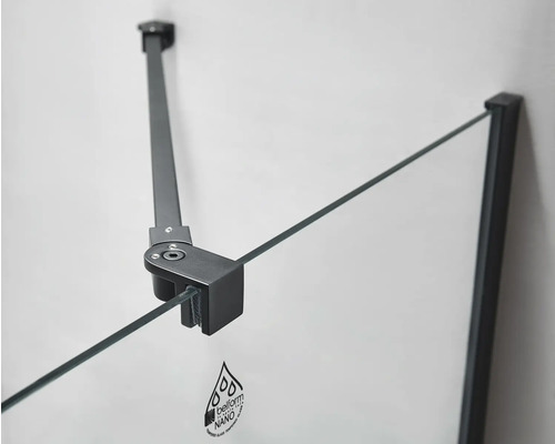 Detaliu cu un paravan de duș cu bară de stabilizare și sigiliul Belford Nano pentru sticlă securizată.