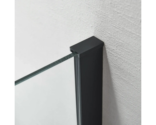 Detaliu al unei cabine de duș cu cadru negru și perete de sticlă