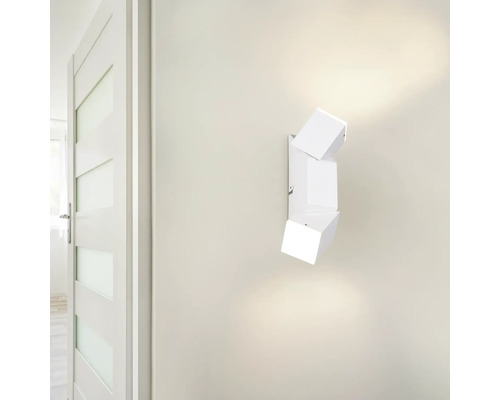 Lămpi de perete albe cu design geometric modern și trei capete de lămpi cubice.